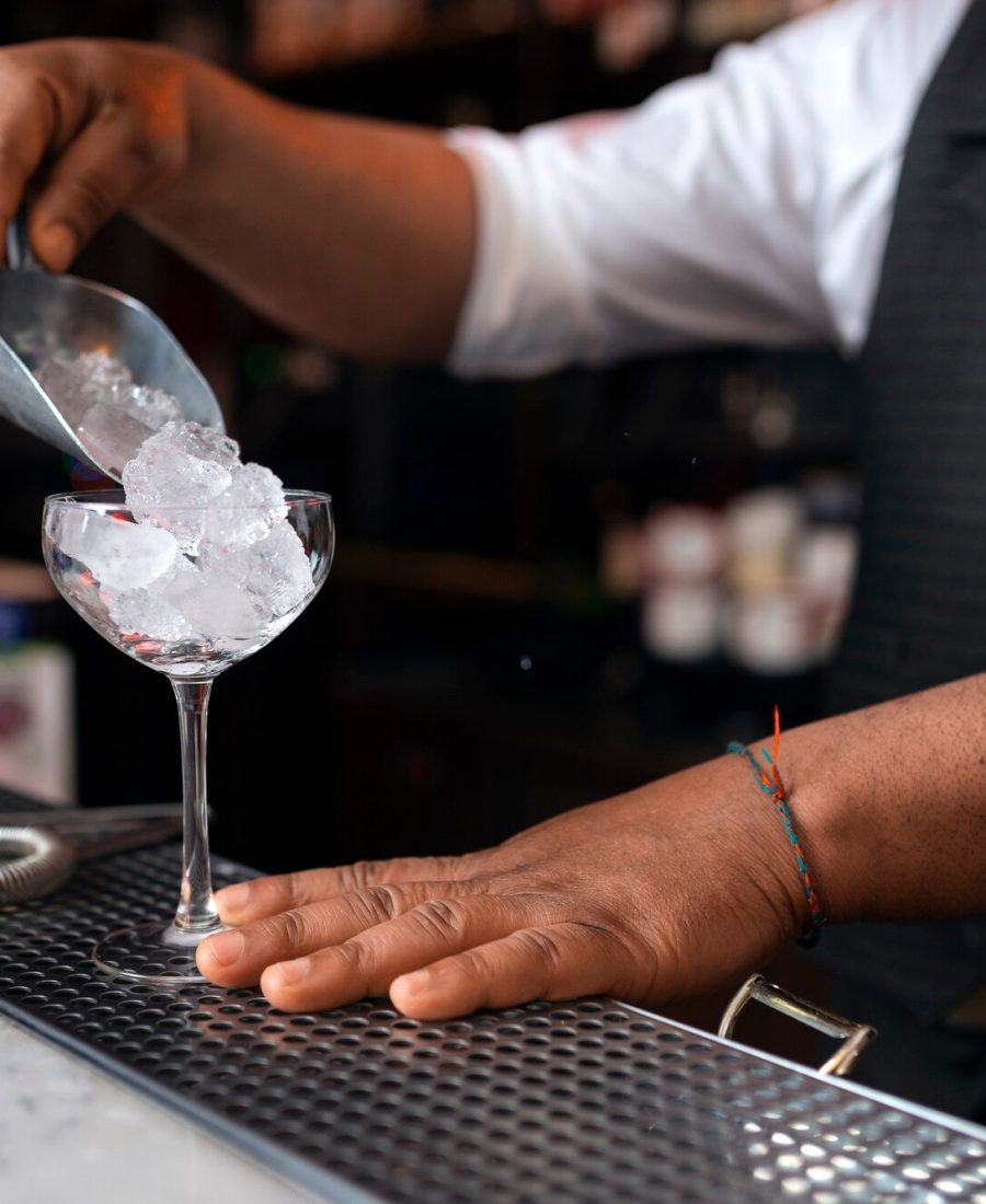 barista-che-prepara-drink-al-bar_23-2150443998